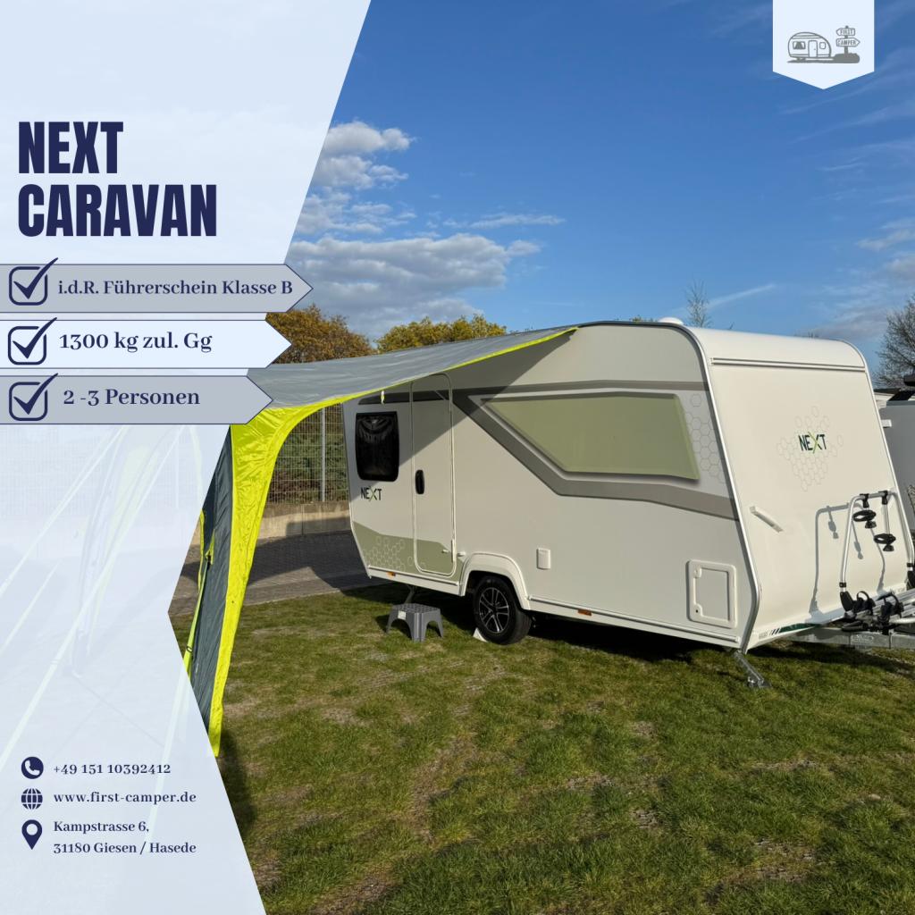 NEXT Caravan Wohnwagen mit aufgebautem Sonnensegel auf einer grünen Wiese. Ideal für 2-3 Personen, 1300 kg zulässiges Gesamtgewicht, fahrbar mit Führerschein Klasse B. Vermietung durch First Camper.